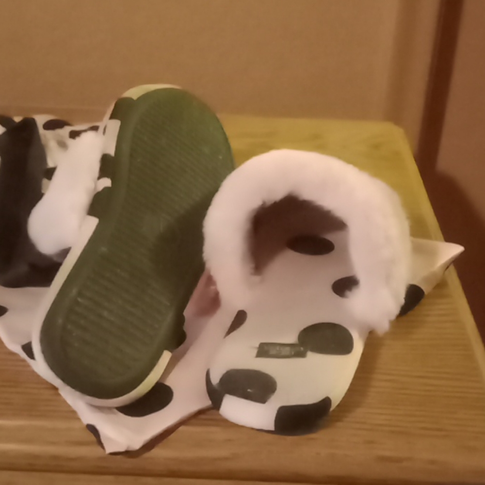Slippers - Picture 2 of 2